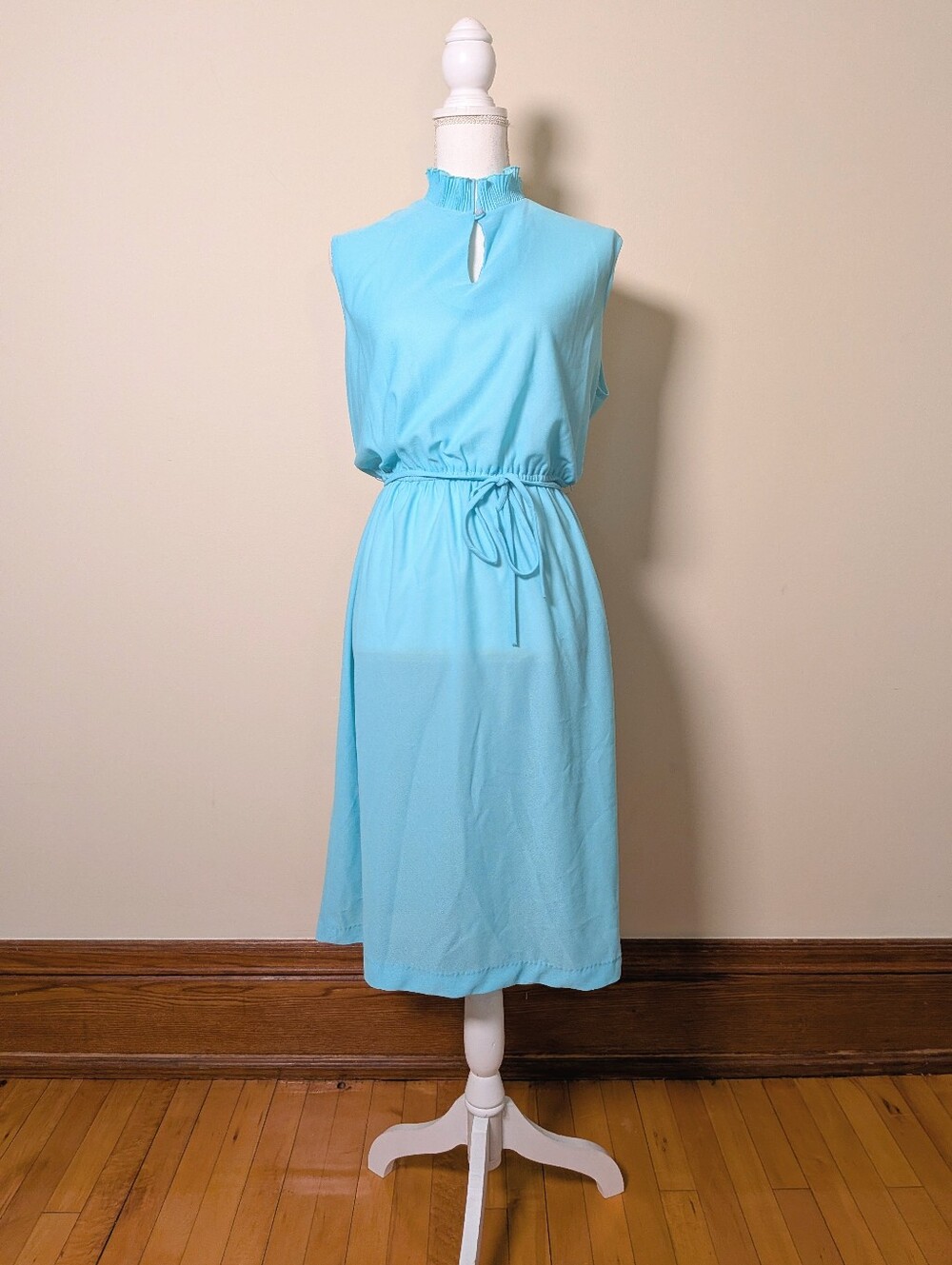 Vintage Sleeveless Tie-Waist Midi Dress with Ruffle Neck